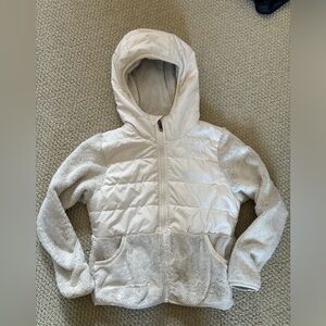 Girls North Face white jacket. Excellent condition, lightly worn. Size 7/8.